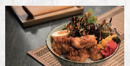唐揚げ丼。骨なしの鶏唐揚げをご飯の上に。