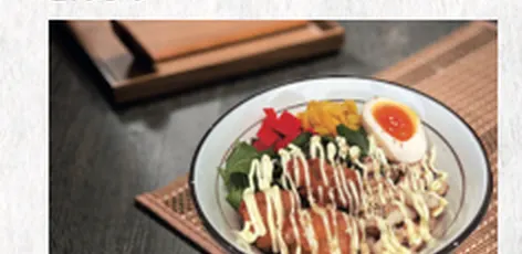 主人公丼。唐揚げとチャーシュー、味玉、紅大根、マヨ。